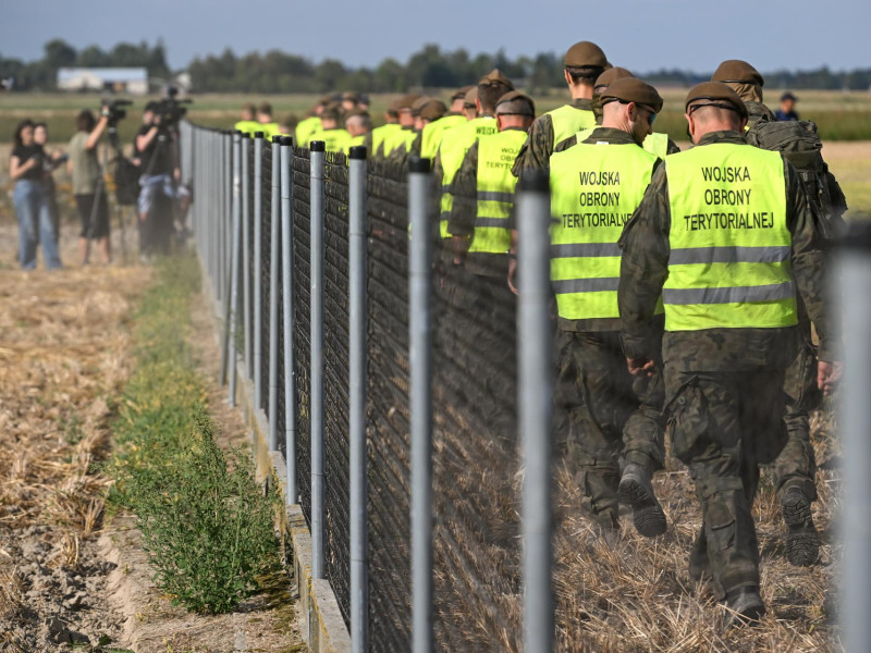 Los servicios de emergencia polacos realizan una búsqueda en el lugar del accidente de un dron ruso en el pueblo de Wohyn, en el este de Polonia.