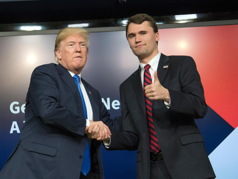 El presidente de los Estados Unidos, Donald J. Trump (izquierda), estrecha la mano de Charlie Kirk, fundador y director ejecutivo de Turning Point USA (derecha), tras participar en una mesa redonda en la Cumbre Generation Next en la Casa Blanca, en Washington, D.C.