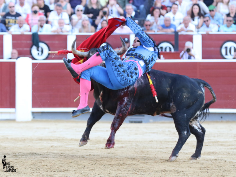 Cogida de Alejandro Quesada en el tercero de la tarde