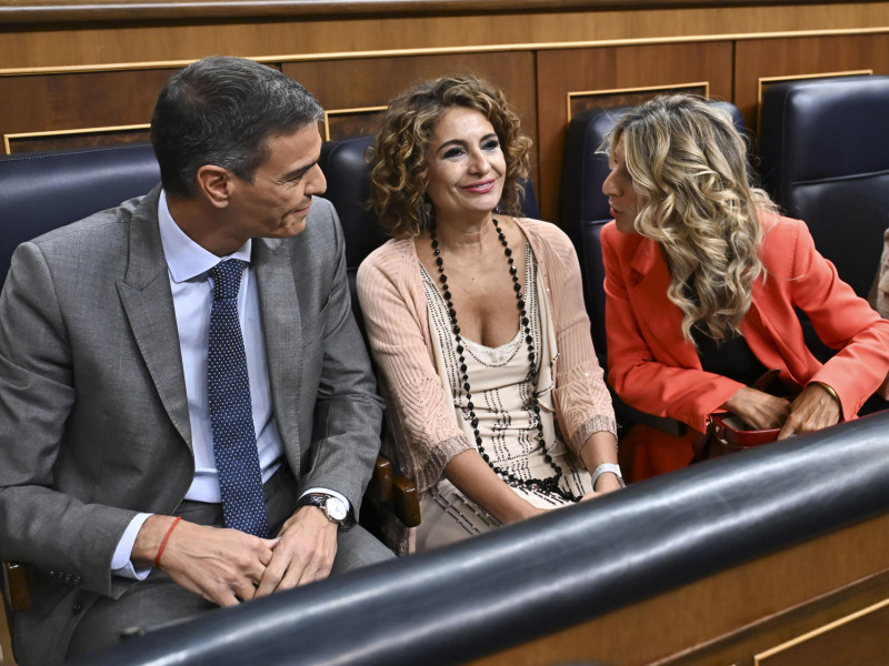 El presidente del Gobierno, Pedro Sánchez; la vicepresidenta primera y ministra de Hacienda, María Jesús Montero, y la vicepresidenta trercera y ministra de Trabajo, Yolanda Díaz
