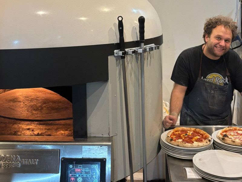 Abogado de profesión y pizzero de vocación. José Luis cuelga la toga en verano para hacer pizzas en Mérida