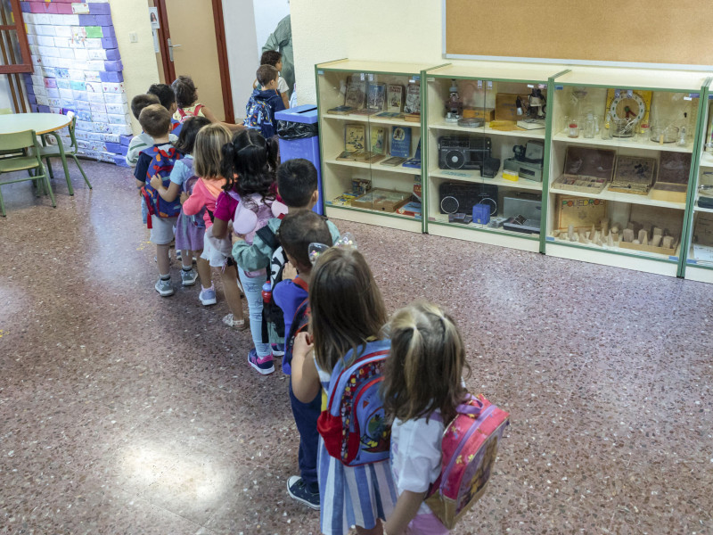 Varios niños a su llegada un colegio, en la vuelta al cole