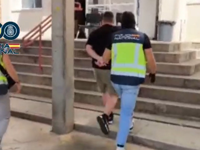 La Policía deteniendo a un miembro de Biris