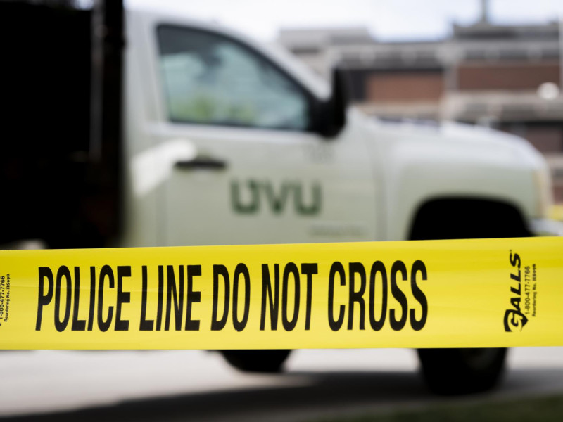 La policía extiende cinta por el campus tras el tiroteo de Charlie Kirk