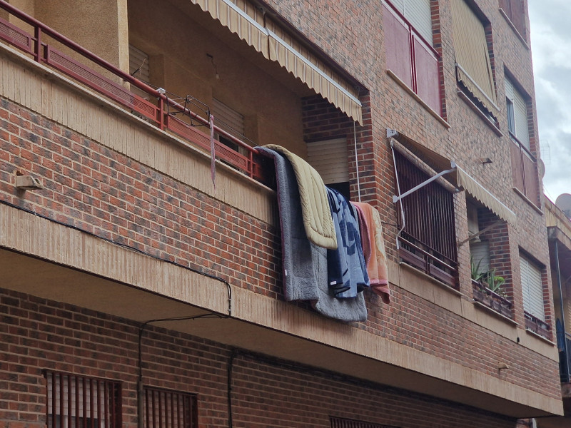 Ropa colgando de la branda de un balcón de Lorca en una imagen de archivo