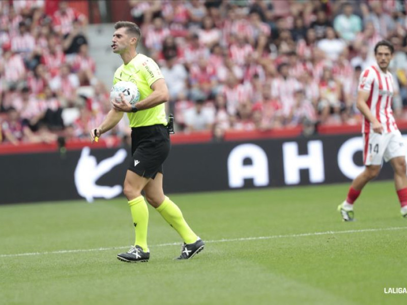 El árbitro Álvaro Moreno Aragón, en el Sporting-Córdoba de la temporada 25/26
