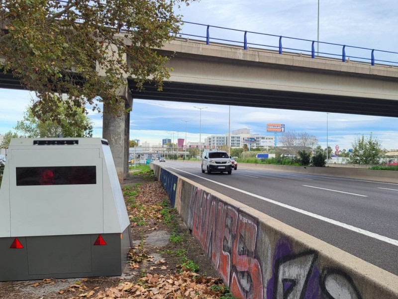 Uno de los nuevos radares móviles de carro, ubicado en la C-31