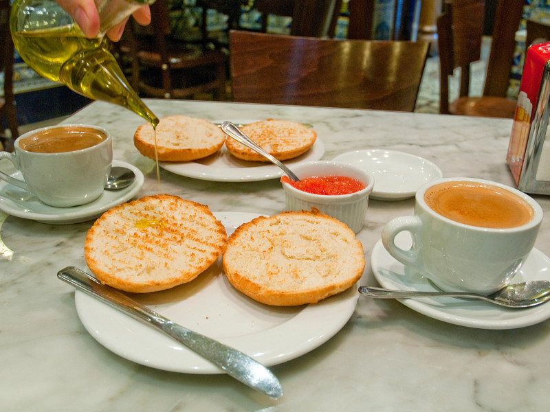 Desayuno español: tostada con aceite de oliva y salsa de tomate y una taza de café. Madrid.