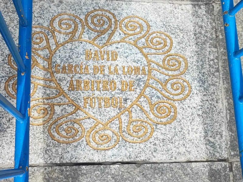 Los padres del árbitro David García de la Loma, Carlos y Loli descubren la placa que luce desde hoy en la calle Mayor de Palencia en recuerdo del joven árbitro, acompañados de su hermano, Sergio, y su novia, Sandra.