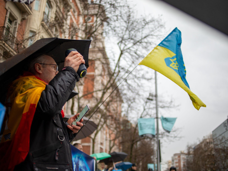 Manifestación de residentes ucranianos en Madrid frente a la embajada de Estados Unidos en la capital española