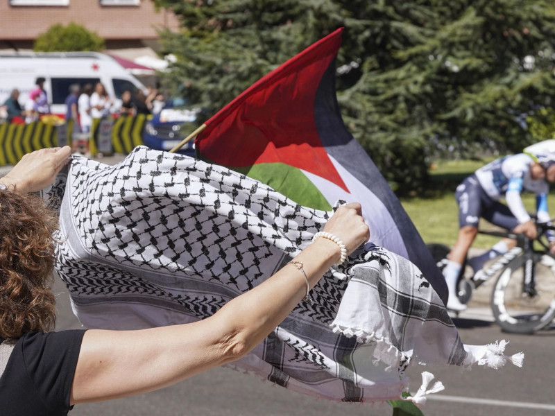 Una mujer protesta por la situación en Palestina durante la 18º etapa de la Vuelta Ciclista a España