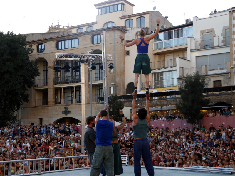 'Beyond' de Circumstances, a la plaça de les Nacions, a Fira Tàrrega 2025