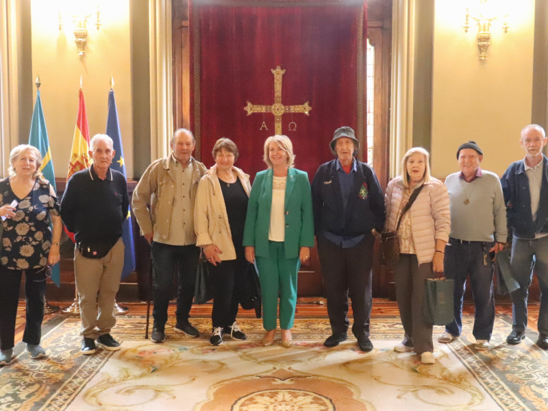 Participantes en el 'Programa Añoranza' durante su visita a la Junta General del Principado esta semana