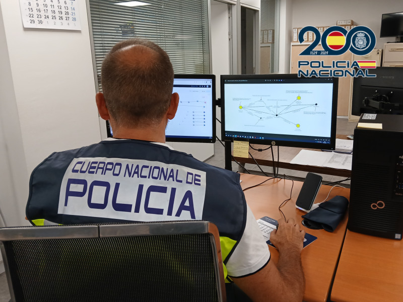 Agentes especializados en delitos informáticos de la Policía Nacional