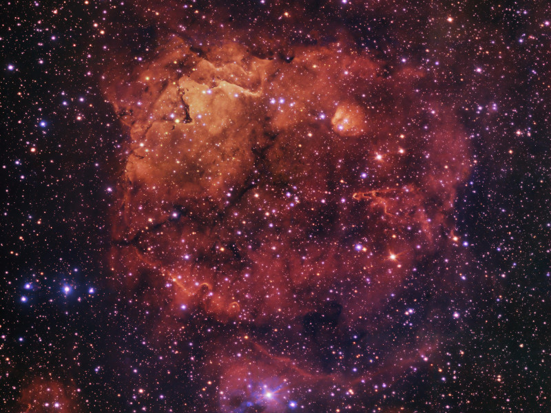 Un estudio en el que participa el Instituto de Astrofísica de Andalucía (IAA-CSIC) ha identificado en los confines de la Vía Láctea un chorro protoestelar de ocho años luz de extensión, casi el doble de la distancia entre el Sol y el sistema estelar más cercano, Alfa Centauri. El descubrimiento, fruto de observaciones del telescopio James Webb, ha permitido al equipo investigador poner a prueba las teorías sobre la formación de estrellas masivas, informa el instituto, con sede en Granada.-EFE/ ESO/VPHAS+ team. Acknowledgement***SOLO USO EDITORIAL/SOLO DISPONIBLE PARA ILUSTRAR LA NOTICIA QUE ACOMPAÑA (CRÉDITO OBLIGATORIO)***