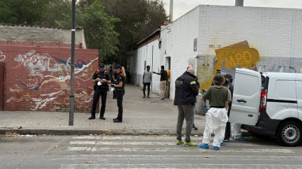 Intervención policial en el antiguo instituto B9 de Badalona, ahora ocupado de forma ilegal
