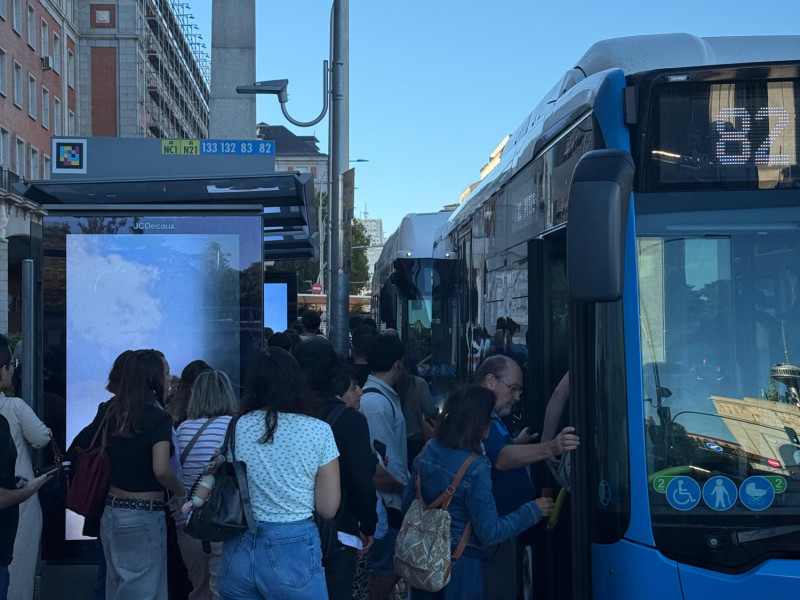 ESTUDIANTES ESPERANDO AL AUTOBÚS EN MONCLOA