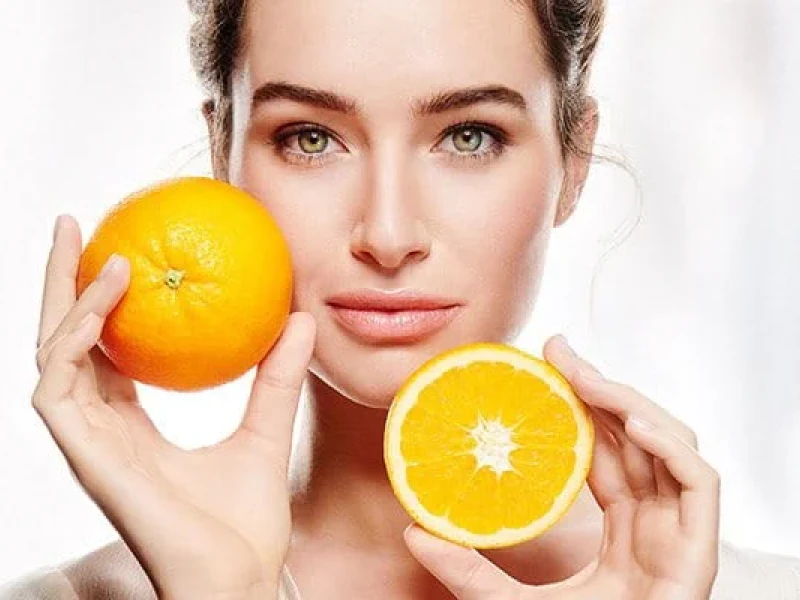 La vitamina C mejora la luminosidad, reduce la pigmentación y favorece la elasticidad d ela piel