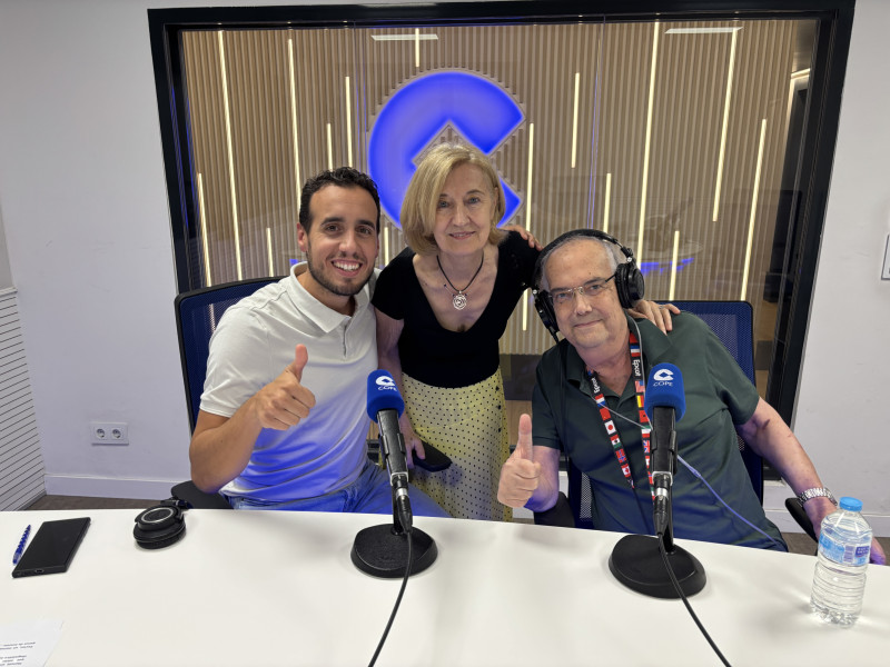 Manuel Frau y su mujer Paula en los estudios de COPE junto a José Ángel Cuadrado, presentador de Lo que viene