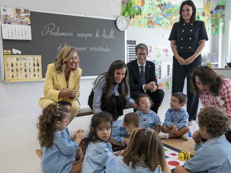 La Reina Letizia anima a la lectura a alumnos CEIP 'Entresotos' de Rincón, donde ha inaugurado el curso escolar