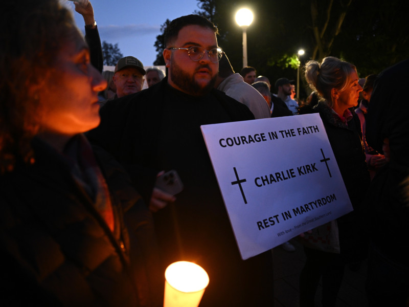 Miembros asistentes a la vigilia de oración convocada en memoria de Charlie Kirk