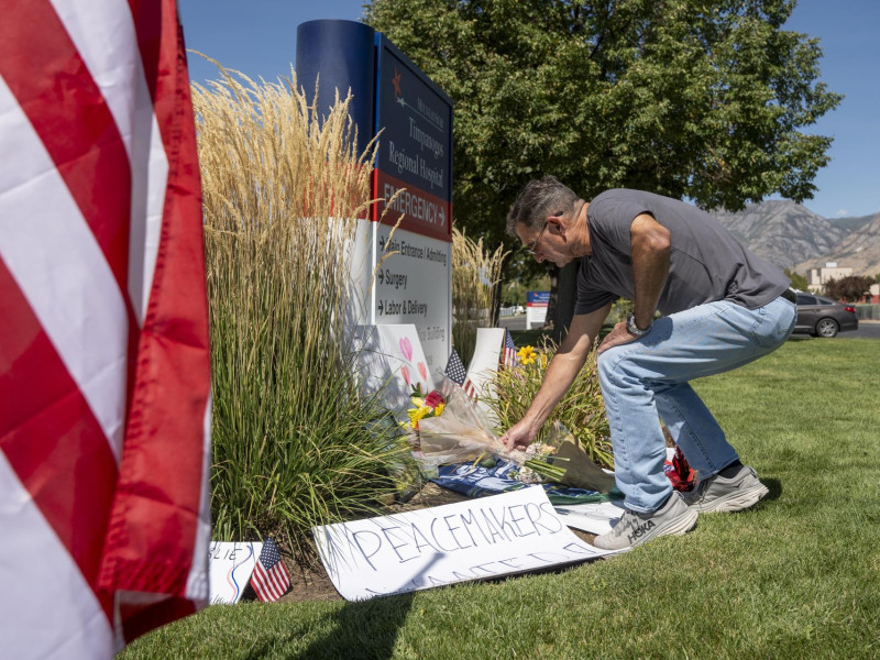Una persona coloca flores en un monumento conmemorativo afuera del Hospital Regional de Timpanogos, el día después del fallecimiento de Charlie Kirk.