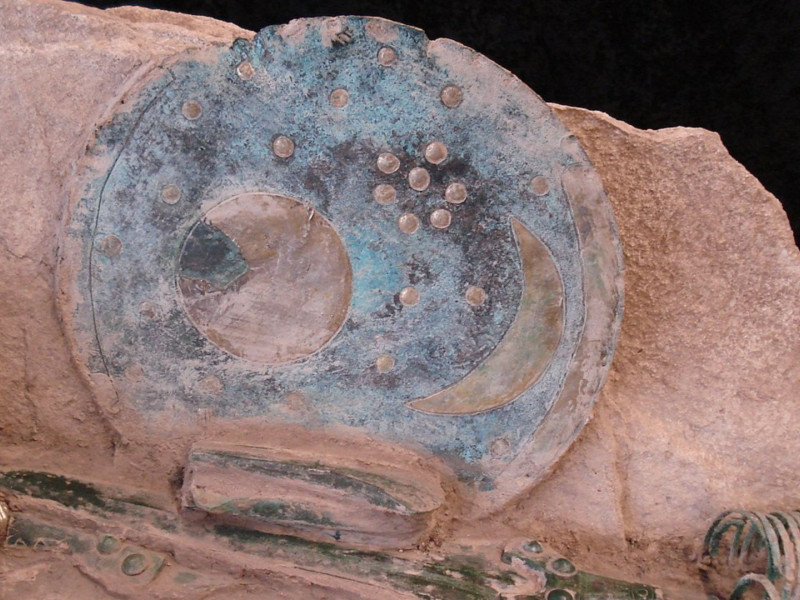 CC BY-SA 4.0. Replica of the find situation of the Nebra Sky Disc for the German exhibition Der geschmiedete Himmel (German "The forged sky")