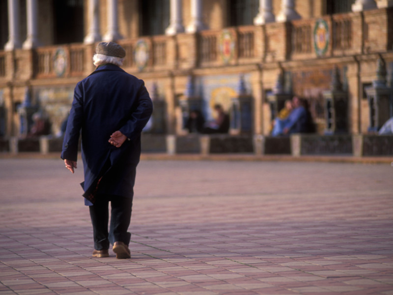 Jubilado caminando por la Plaza de España, Sevilla