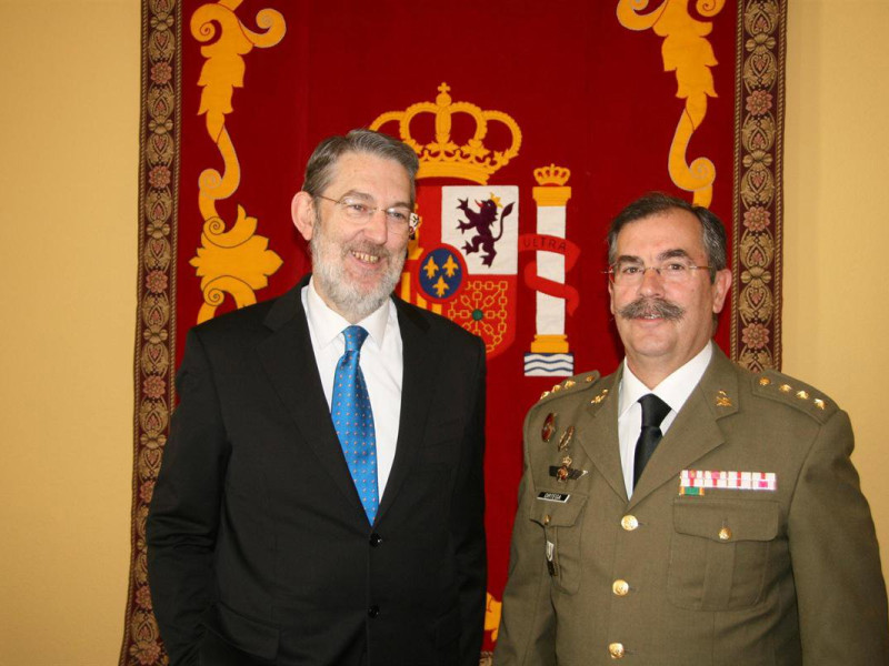 Agustín Ibáñez, a la izquierda, en su etapa como delegado del Gobierno