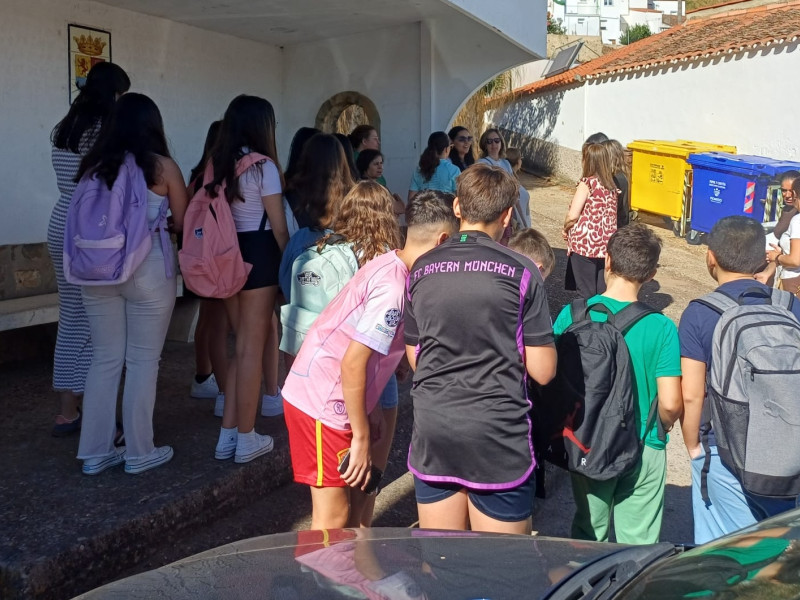 Madres y alumnos en la parada de Feria
