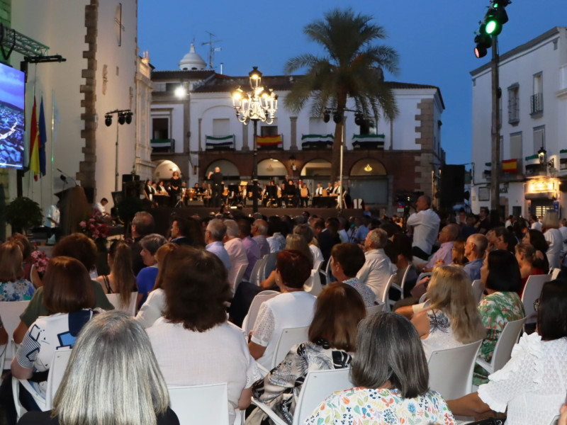 Muchos vecinos se congregaron en la Plaza de España
