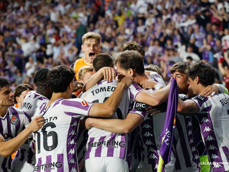 Los jugadores del Valladolid celebran uno de los tres goles ante el Almería