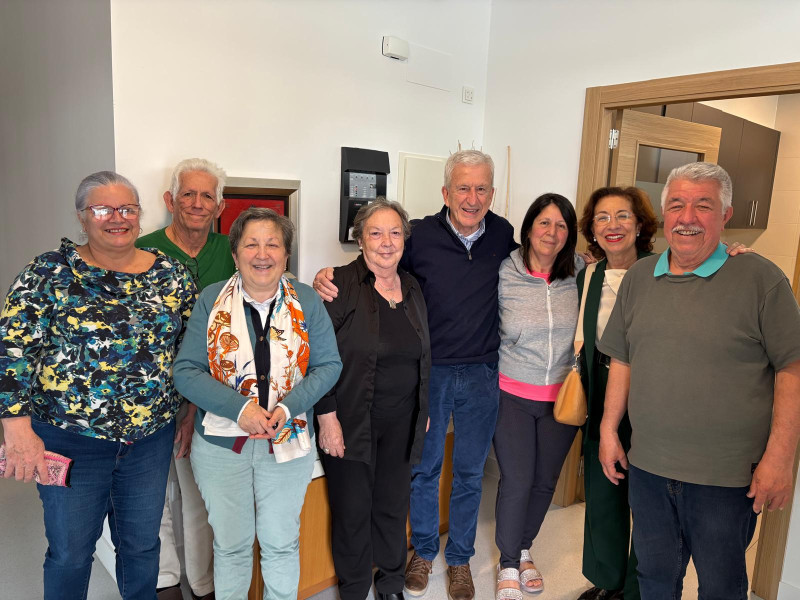 La directora de Cáritas Diocesana de Santiago, Pilar Farjas junto a otros voluntarios de la entidad