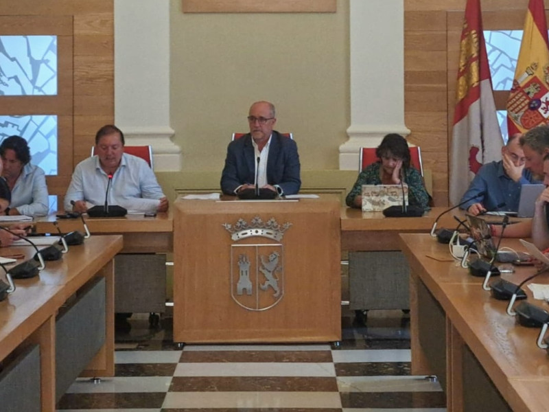 Tirso Leal, concejal de Urbanismo de Cáceres, en el centro de la imagen