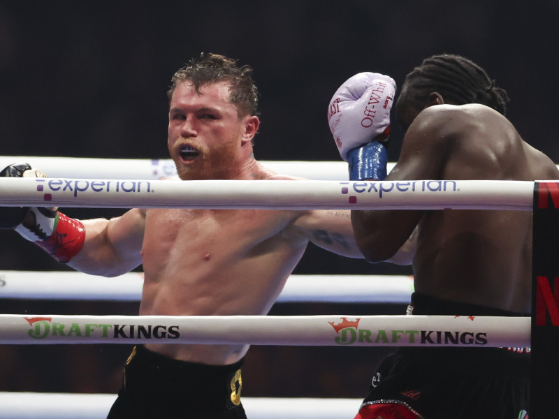 Canelo Álvarez intenta golpear a Terence Crawford, que sigue invicto en su carrera.