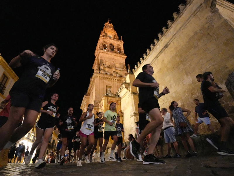 Corredores pasando por el entorno de la Mezquita-Catedral