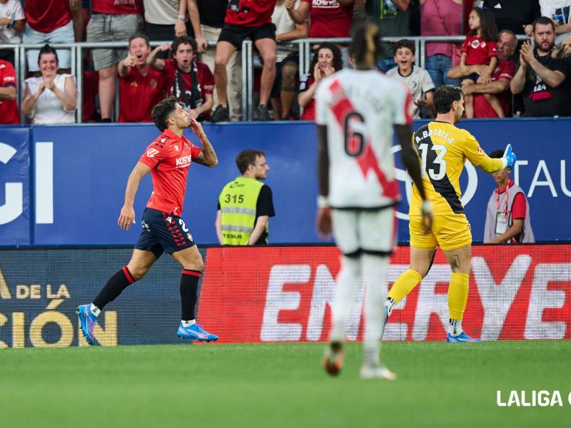 Iker Benito y la celebración de su gol en el Osasuna - Rayo