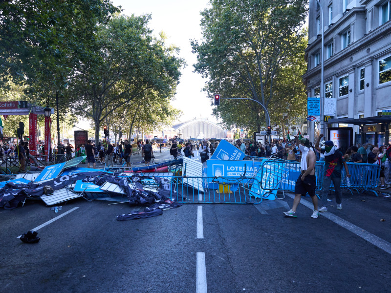 Vallas tiradas tras cargas policiales a manifestantes que han protestado a favor de Palestina, el día de la etapa 21 de la Vuelta Ciclista a España,