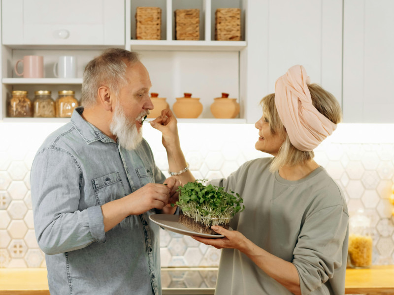 Dos personas cocinando