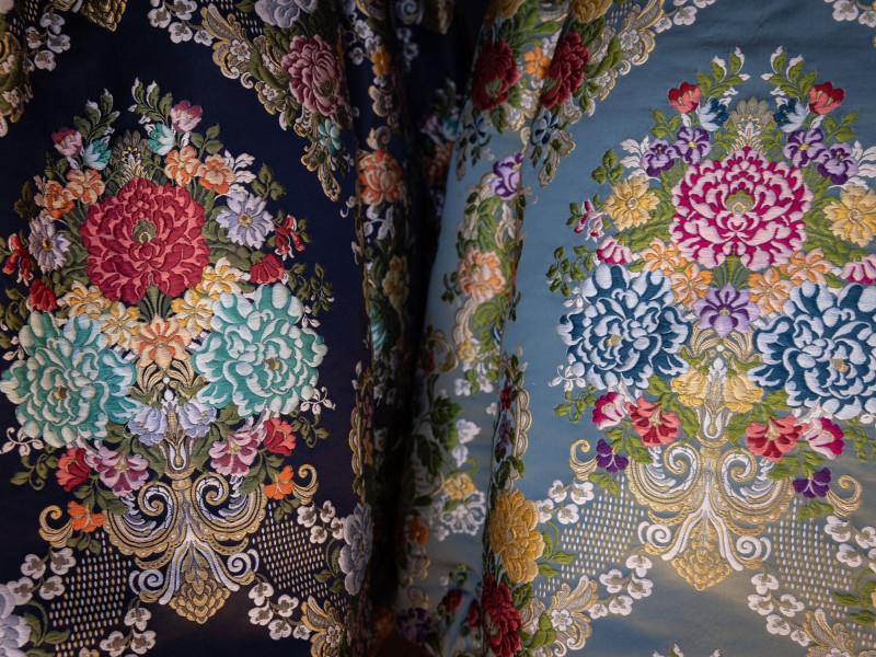 Els teixits triats per a les Falleres Majors de Dénia 2026: el blau infante de Paula i el verd Malachite d’Elia, dos colors que simbolitzen elegància i vitalitat