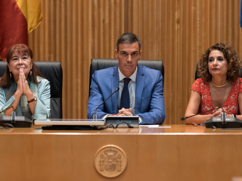 El presidente Pedro Sánchez, acompañado por la vicepresidenta del Gobierno y ministra de Hacienda, María Jesús Montero y por la presidenta del PSOE, Cristina Narbona