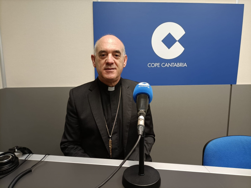 Arturo Ros, obispo de Santander, en los estudios de COPE Cantabria