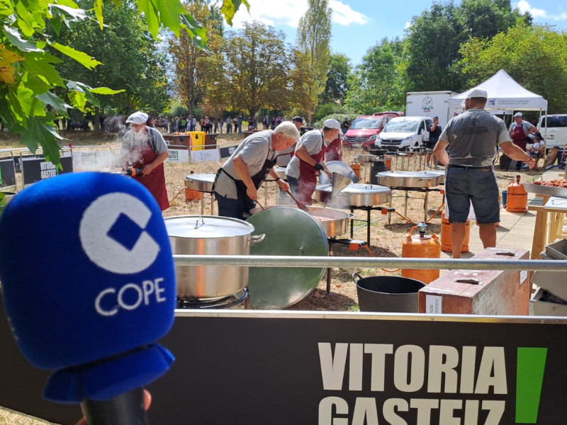 Berna y compañeros cocinando alubia pinta alavesa