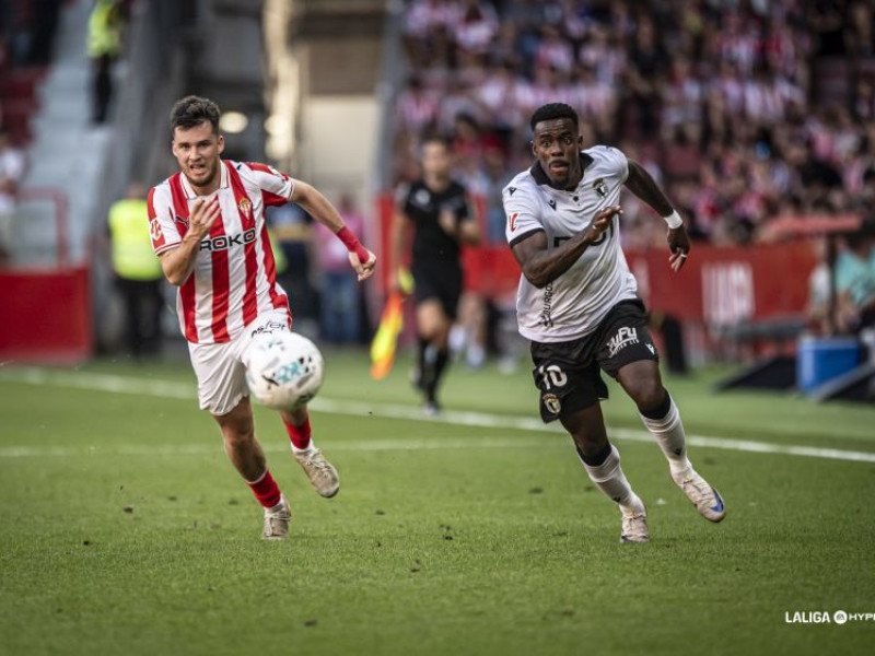 Kevin Appin en la jugada del segundo gol del Burgos CF ante el Sporting