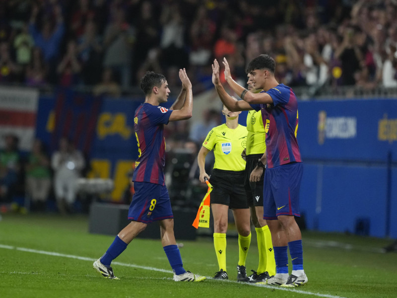 El centrocampista del Barcelona Marc Bernal entra a jugar en la segunda parte del partido de la jornada 4 de LaLiga EA Sports, que disputan Barcelona y Valencia en el estadi Johan Cruyff en Barcelona.-EFE/ Alejandro García