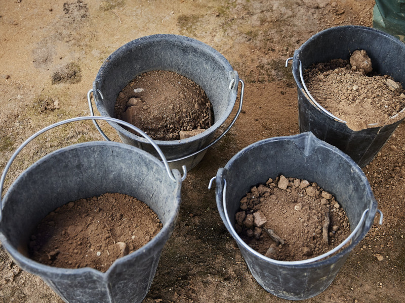 (Foto de ARCHIVO)Detalle de la tierra presente en la búsqueda y exhumación de 21 víctimas de la dictadura franquista inhumadas en la fosa Nº 3 del cementerio civil de Guadalajara, en Guadalajara, Castilla La-Macha, (España), a 2 de octubre de 2020. Este proyecto de intervención viene a petición de diez familias de varios de los 21 hombres fusilados entre el 24 de febrero el 9 de marzo de 1940 en inhumados en la fosa Nº 3 del Patio civil del Cementerio de Guadalajara. Sus familiares han presentado una reclamación a la Asociación para la Recuperación de la Memoria Histórica (ARMH), con el fin de conocer las circunstancias de la muerte, la localización y recuperación de sus restos.Rubén Albarrán / Europa Press03 OCTUBRE 2020;CEMENTERIO;GUADALAJARA;FRANCO;FUSILADOS;MEMORIA HISTORICA02/10/2020