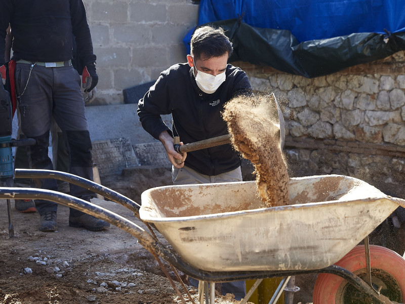 (Foto de ARCHIVO)Investigadores trabajan en la búsqueda y exhumación de 21 víctimas de la dictadura franquista inhumadas en la fosa Nº 3 del cementerio civil de Guadalajara, en Guadalajara, Castilla La-Macha, (España), a 3 de octubre de 2020. Este proyecto de intervención viene a petición de diez familias de varios de los 21 hombres fusilados entre el 24 de febrero el 9 de marzo de 1940 en inhumados en la fosa Nº 3 del Patio civil del Cementerio de Guadalajara. Sus familiares han presentado una reclamación a la Asociación para la Recuperación de la Memoria Histórica (ARMH), con el fin de conocer las circunstancias de la muerte, la localización y recuperación de sus restos.Rubén Albarrán / Europa Press03 OCTUBRE 2020;CEMENTERIO;GUADALAJARA;FRANCO;FUSILADOS;MEMORIA HISTORICA03/10/2020
