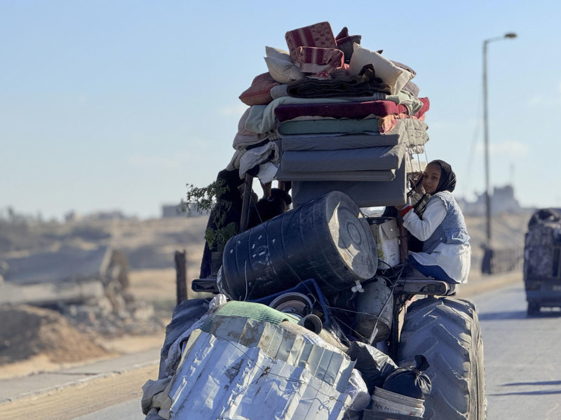 Miles de personas se desplazan este viernes desde la ciudad de Gaza hacia el sur de la Franja de Gaza, tras las órdenes de evacuación forzosa israelíes y los constantes bombardeos