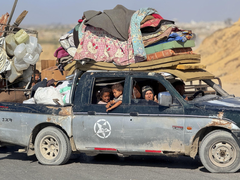 Miles de personas se desplazan este viernes desde la ciudad de Gaza hacia el sur de la Franja de Gaza, tras las órdenes de evacuación forzosa israelíes y los constantes bombardeos