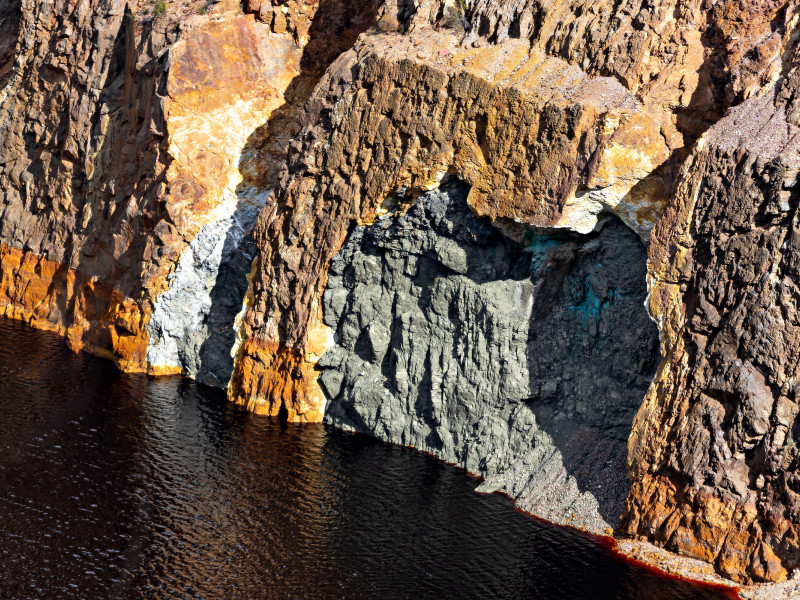 La mina La Zarza era una mina a cielo abierto, principalmente de cobre. Detalle del muro. Huelva.